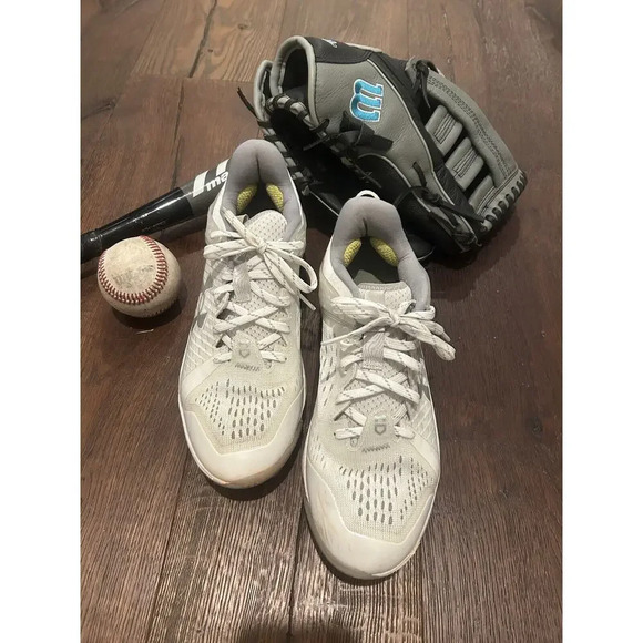 Size 8 - Under Armour Yard MT White Metallic Silver - Picture 2 of 7